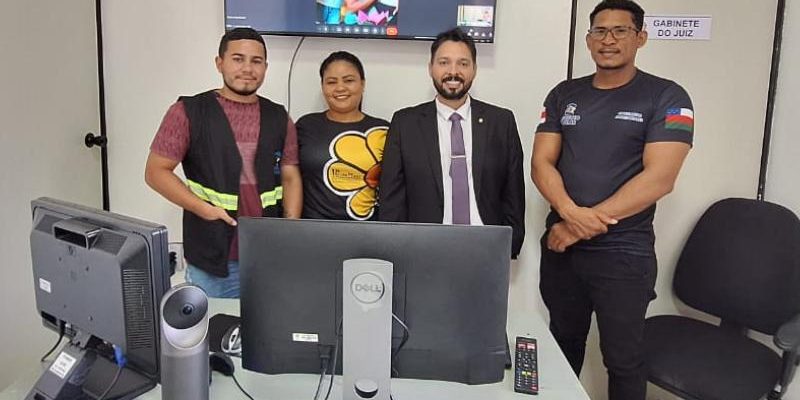 Na última semana, o Ministério Público do Estado do Amazonas (MPAM) liderou uma reunião extrajudicial, na sede da Promotoria de Justiça de Fonte Boa, com a presença dos conselheiros tutelares dos municípios de Fonte Boa e Barcelos. O objetivo do encontro foi promover a troca de experiências e alinhar estratégias práticas para garantir a efetivação dos direitos da criança e do adolescente, tanto nas rotinas diárias dos Conselhos Tutelares, como nas festividades que acontecem no mês de março em alusão ao aniversário de Fonte Boa.