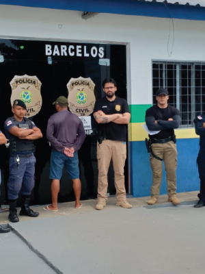 A Polícia Civil do Amazonas (PC-AM), por meio da 75ª Delegacia Interativa de Polícia (DIP) de Barcelos (a 399 quilômetros de Manaus), em conjunto com a Polícia Civil do Ceará (PCCE) e com apoio da Guarda Civil Municipal (GCM) de Barcelos, cumpriu, nesta terça-feira (27/05), mandado de prisão preventiva de um homem, 35, por estupro de vulnerável contra a própria filha. O crime foi praticado em 2022, no Ceará, e o homem foi preso em Barcelos.